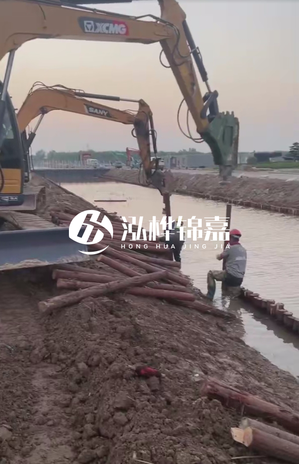 沈陽地基穩(wěn)定打松木樁施工-地基是打樁好還是灌樁好？